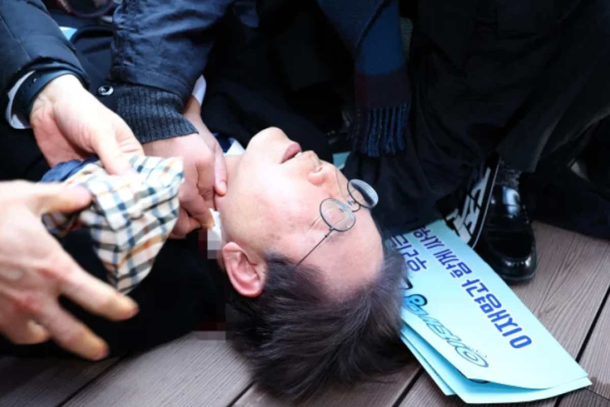 Lee Jae-myung, líder opositor de Corea del Sur es apuñalado en el cuello frente a periodistas