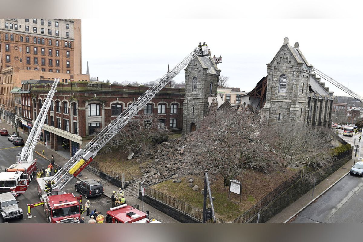 La torre de una iglesia construida en 1850 se colapsó en el centro de New London, Connecticut. | Foto: Cortesía.