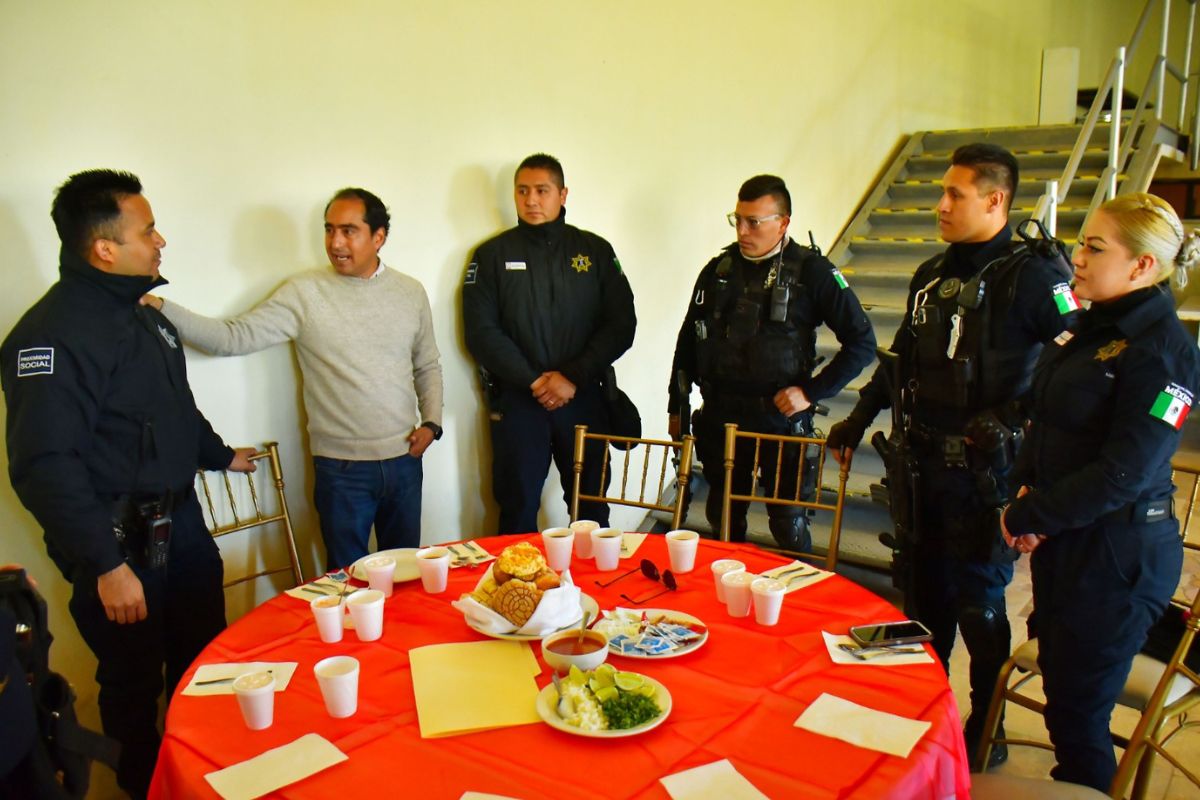 Pepe Saldívar reconoce a la Policía Preventiva. | Foto: Cortesía.