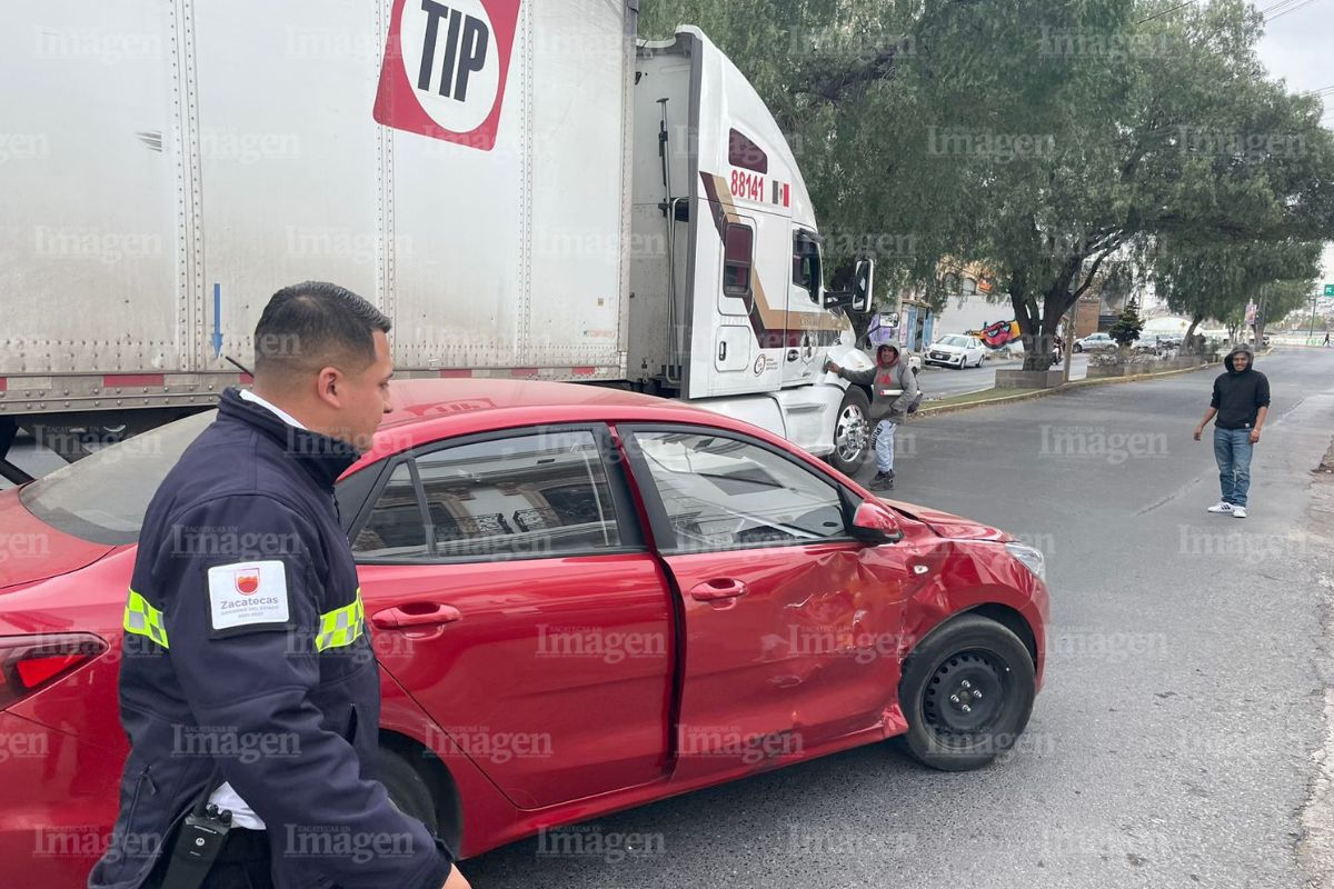 Se registra accidente automovilístico en la calzada Revolución Mexicana: Hay una mujer herida