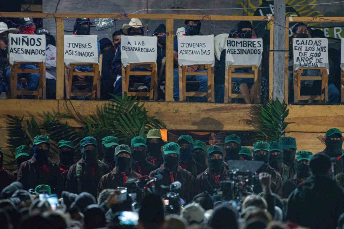 La escena fue marcada por un singular desfile de milicianos y milicianas jóvenes, marchando al ritmo de cumbias. | Foto: Cortesía