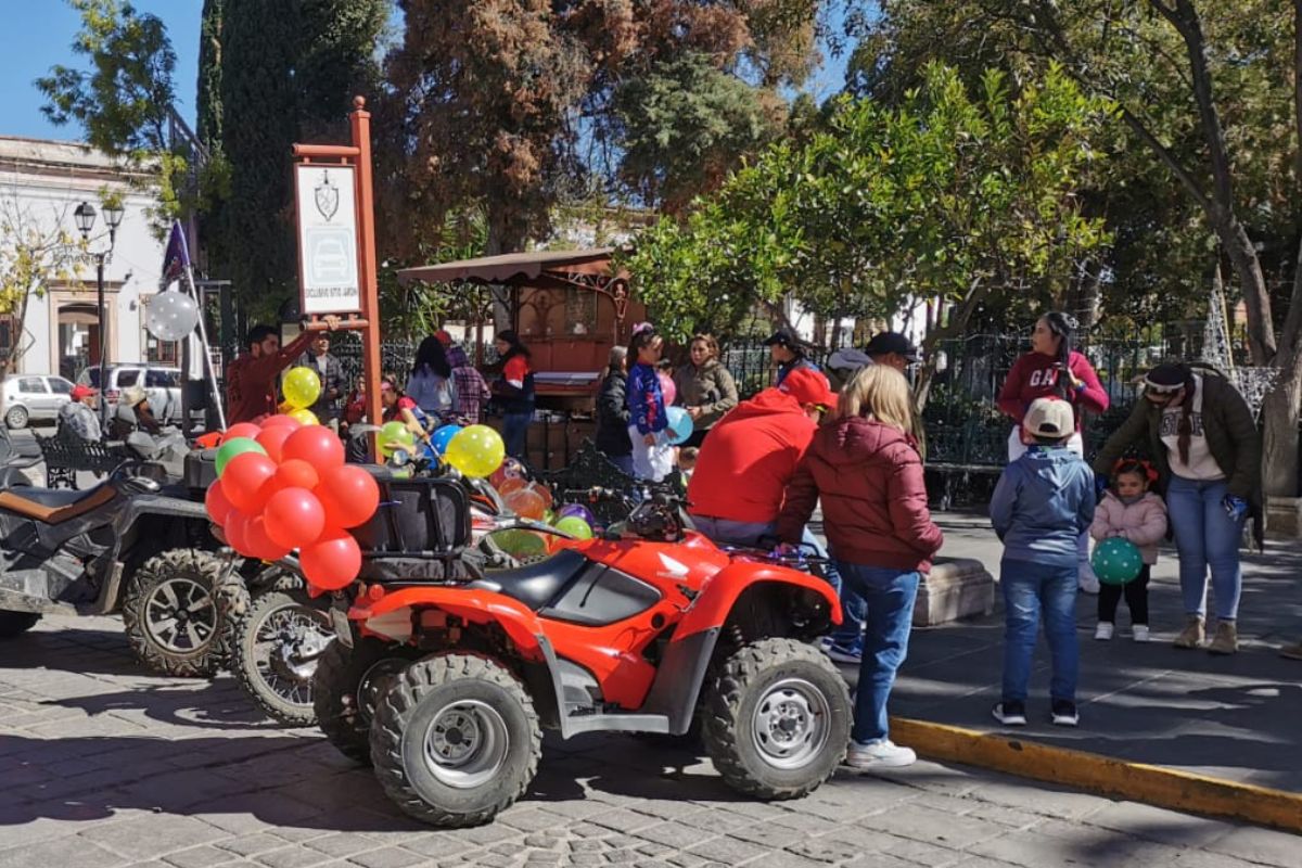 El Club Gorilas de Jerez entregando bolos y juguetes | Foto: Silvia Vanegas