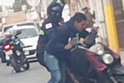 Elemento de la Policía Vial agrede a un motociclista en Fresnillo