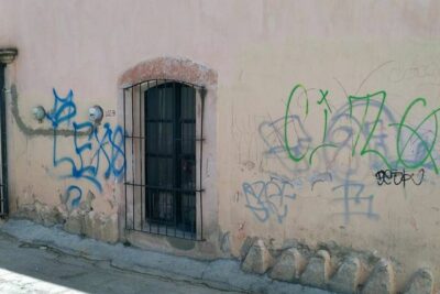 Buscan erradicar el grafiti ilegal en la capital del estado de Zacatecas