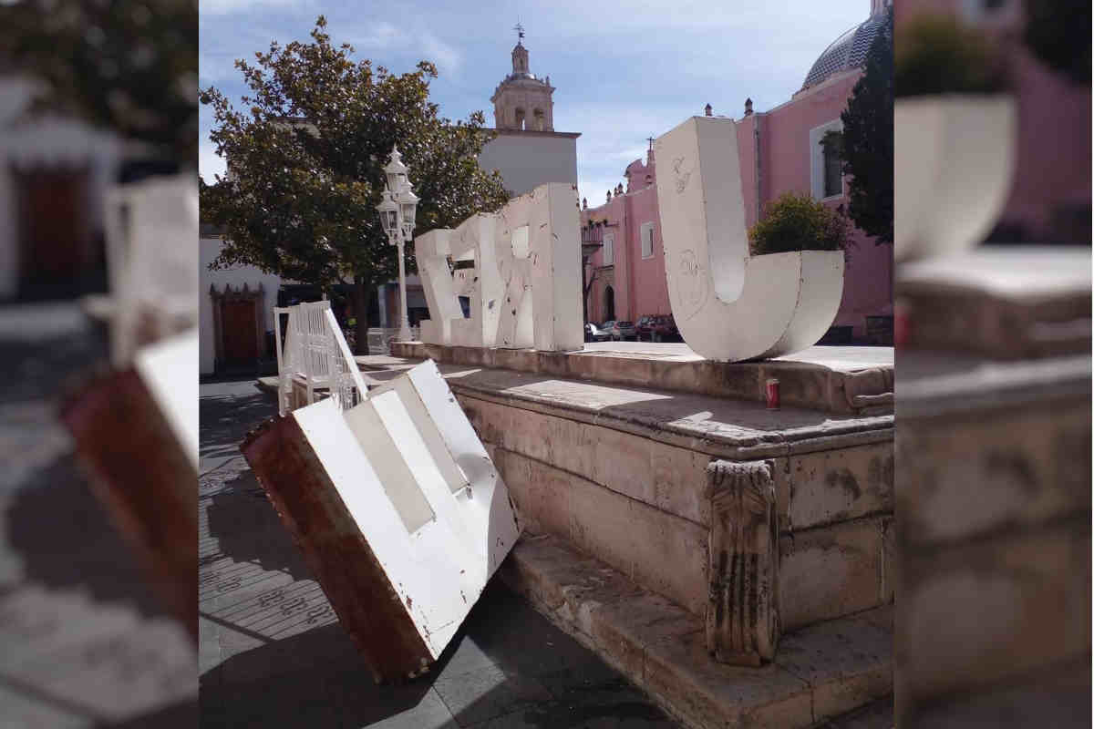 En pleno centro de la ciudad el letrero de Jerez que se localiza en la Plaza Tacuba sufrió los embates del viento cediendo varias de sus letras. | Foto: Silvia Vanegas