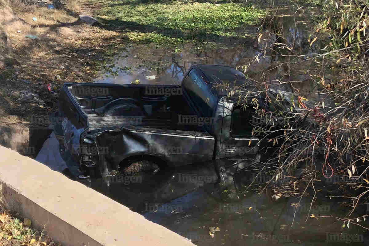 Muere hombre tras caer su camioneta a un canal en la carretera federal 44
