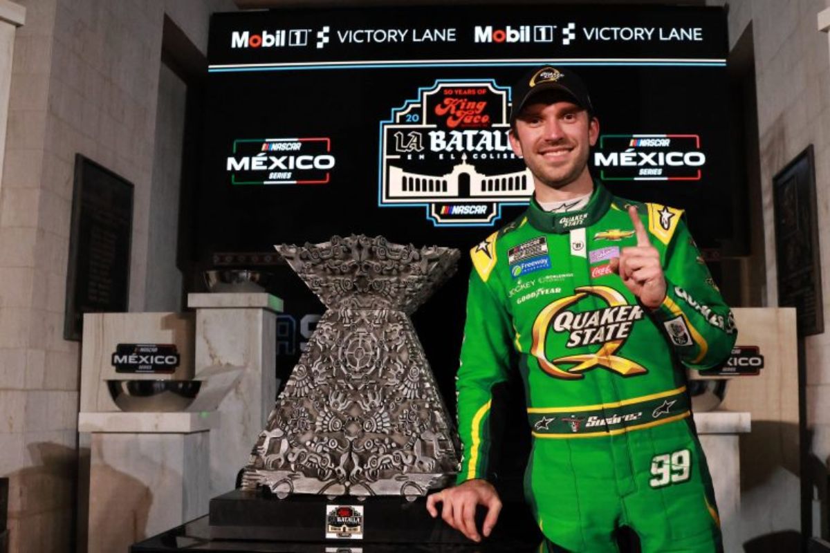 El piloto mexicano Daniel Suárez ganó la carrera de exhibición de NASCAR México que se realizó el fin de semana en el Coliseo de Los Ángeles. | Foto: Cortesía.