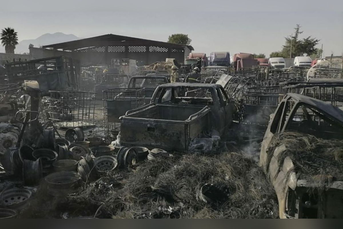 Un incendio registrado en un corralón ubicado a un costado de la carretera México-Tuxpan dejó como saldo 300 vehículos calcinados.