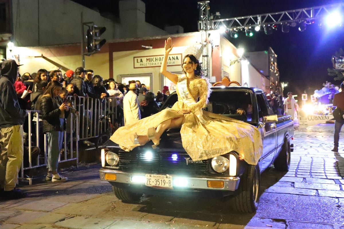 La ciudad se transformó en un escenario de fantasía y alegría con el desfile nocturno del Carnaval 2024.