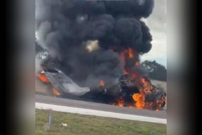 al menos dos personas murieron este viernes al estrellarse un jet privado; en una autopista del suroeste de Florida, en Estados Unidos.