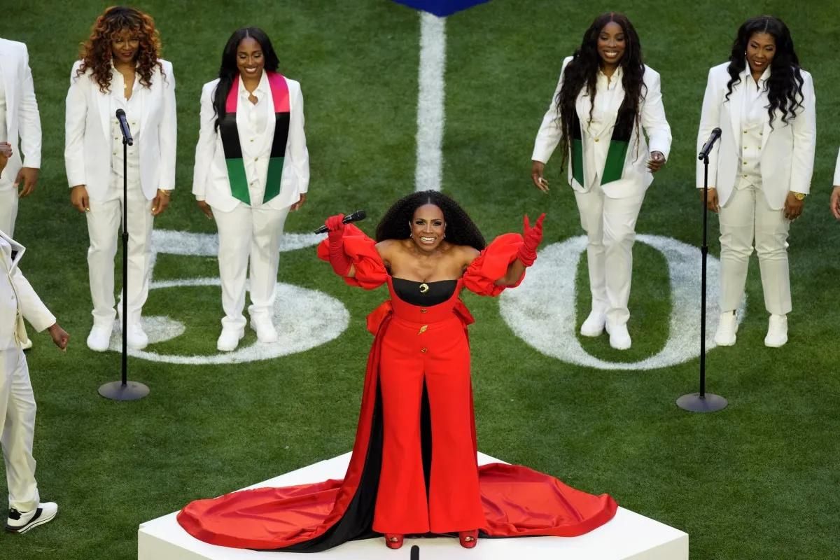 en el Super Bowl LVIII la canción ‘Lift Every Voice and Sing’; que con el paso de los años lo llamaron el ‘himno nacional negro’.