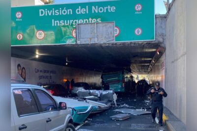 Accidente de un camión de pasajeros se quedó bajo el puente ubicado Viaducto Miguel Alemán en su cruce con la Av. División del Norte.