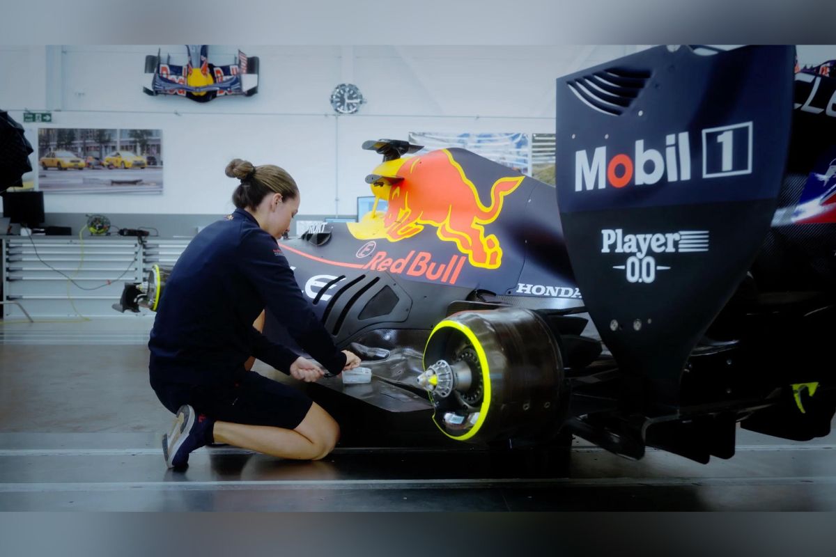 Emmie Jones se convirtió en la primera mecánica mujer en trabajar con Red Bull Racing de la Formula 1 desde el 2022.