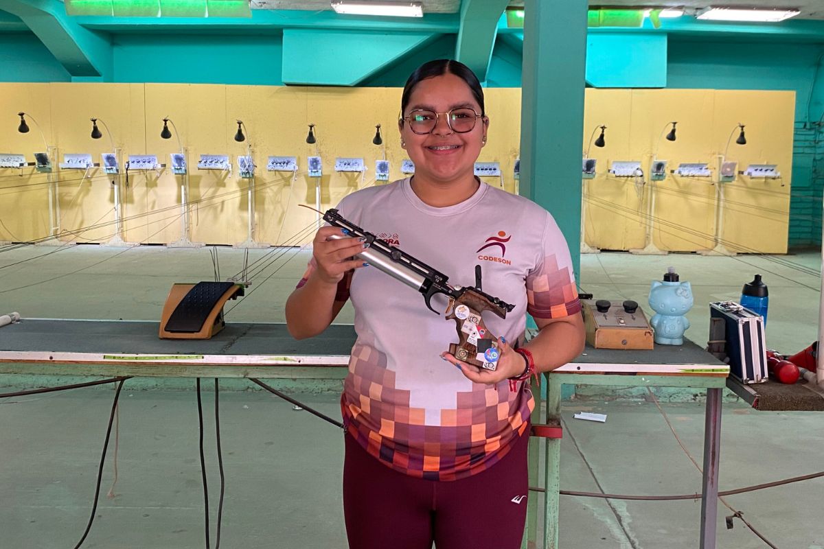 Andrea Ibarra, tiradora de México, logró la medalla de plata en la prueba de pistola de aire 10 metros femenil.