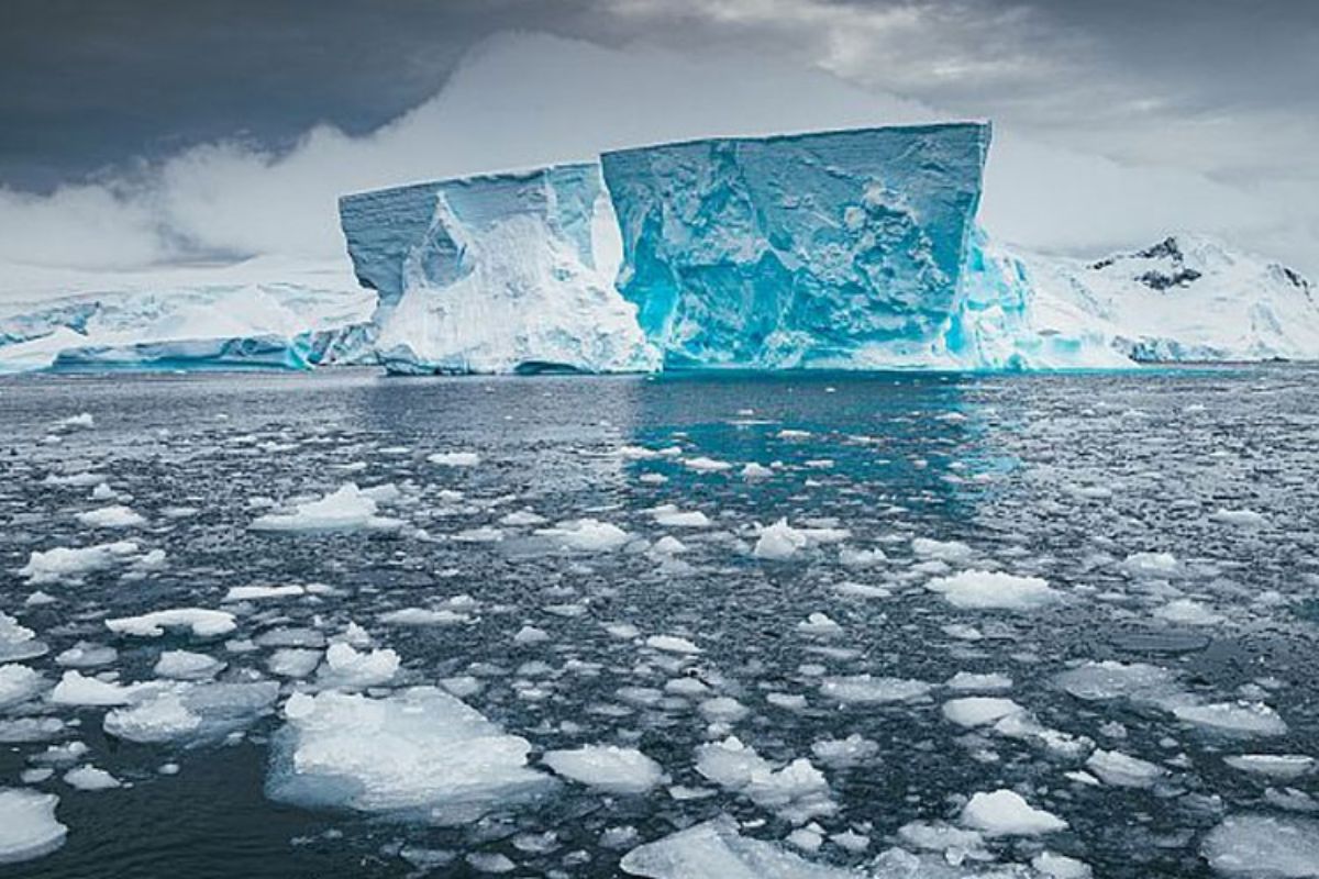 Científicos revelaron que el hielo marino de la Antártida ha alcanzado un nivel alarmante durante el verano del hemisferio sur.