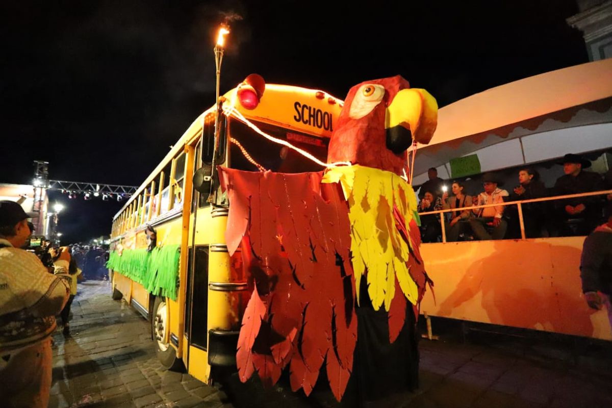 La ciudad se transformó en un escenario de fantasía y alegría con el desfile nocturno del Carnaval 2024.