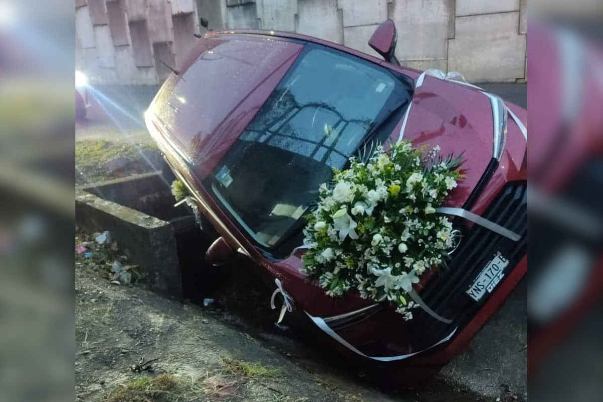 Automóvil de una novia cae en un drenaje pluvial en Veracruz, así logra llegar a su boda