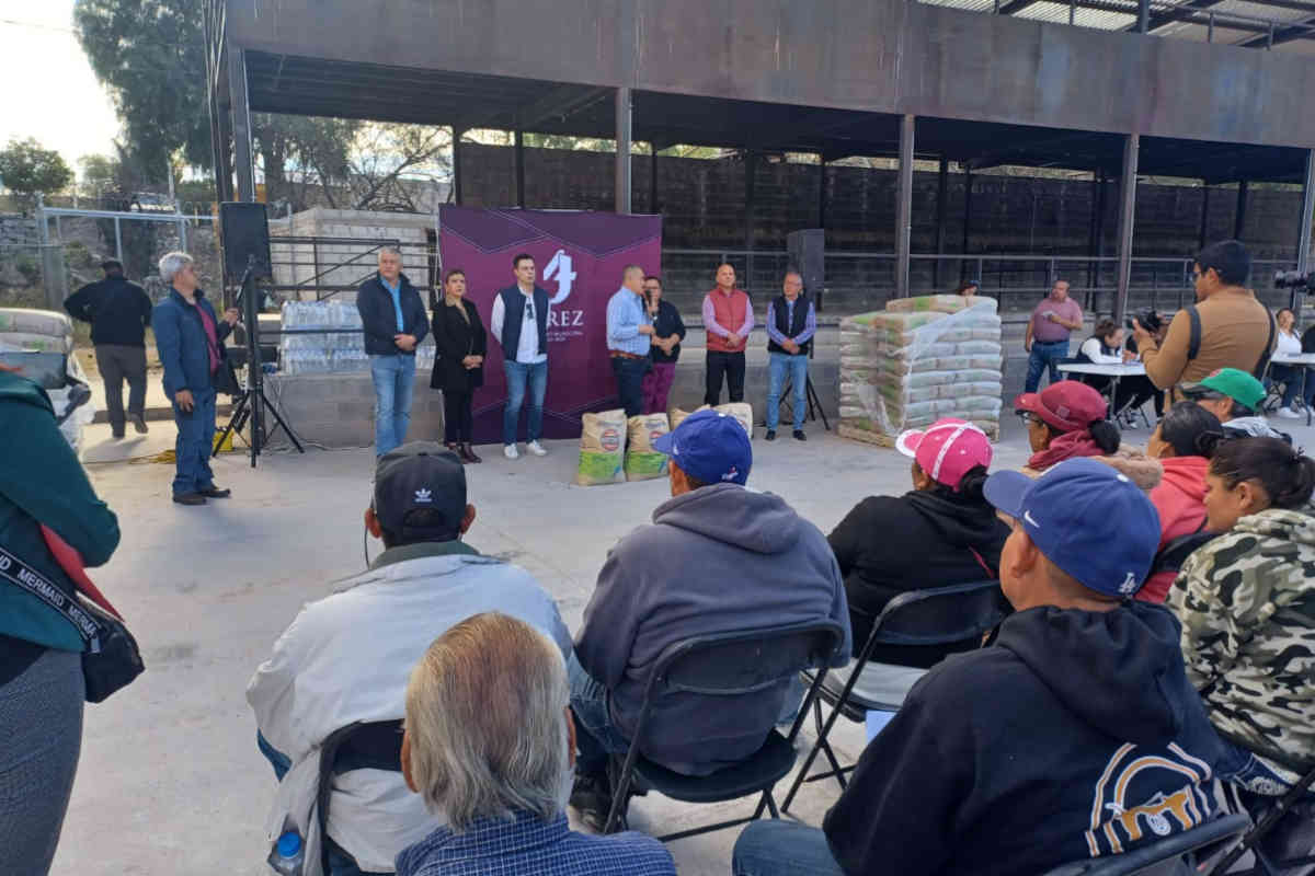 Benefician a 400 familias en Jerez con la entrega de 2 mil bultos de cemento