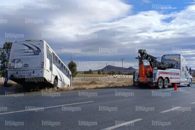 Camion de trasportes y una camioneta chocan en la carretera a San Luis Potosí