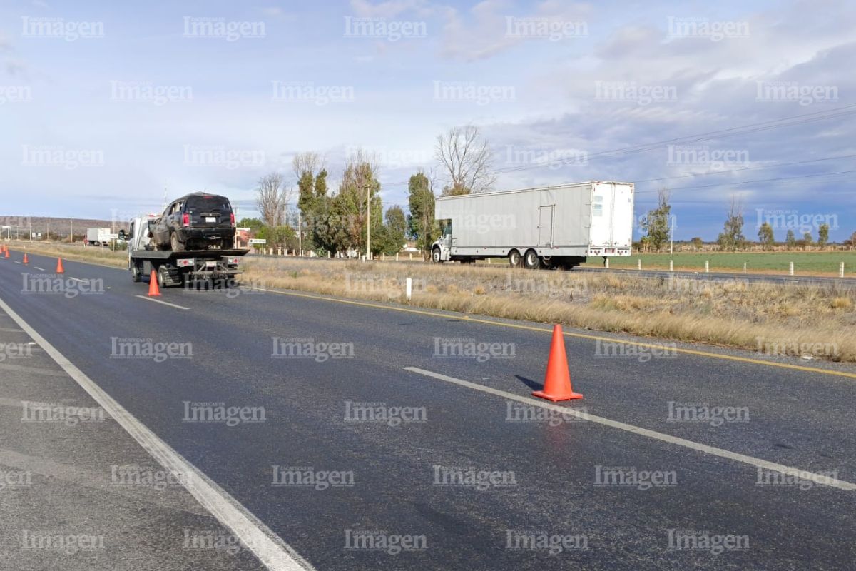 Camion de trasportes y una camioneta chocan en la carretera a San Luis Potosí