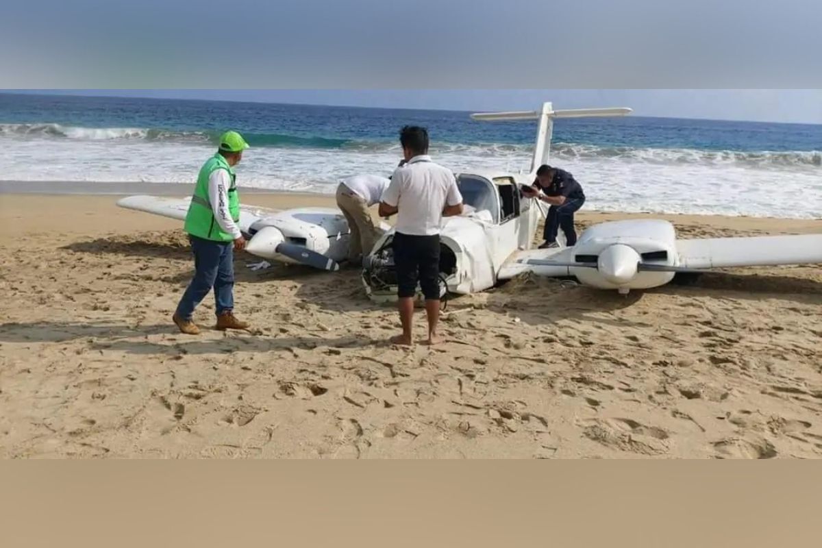 Aterrizaje de emergencia de una avioneta en plena playa este domingo 11 de febrero. | Foto: Cortesía.
