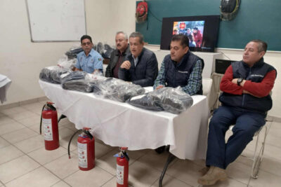 Entregan uniformes al equipo de bomberos y Protección Civil de Jerez