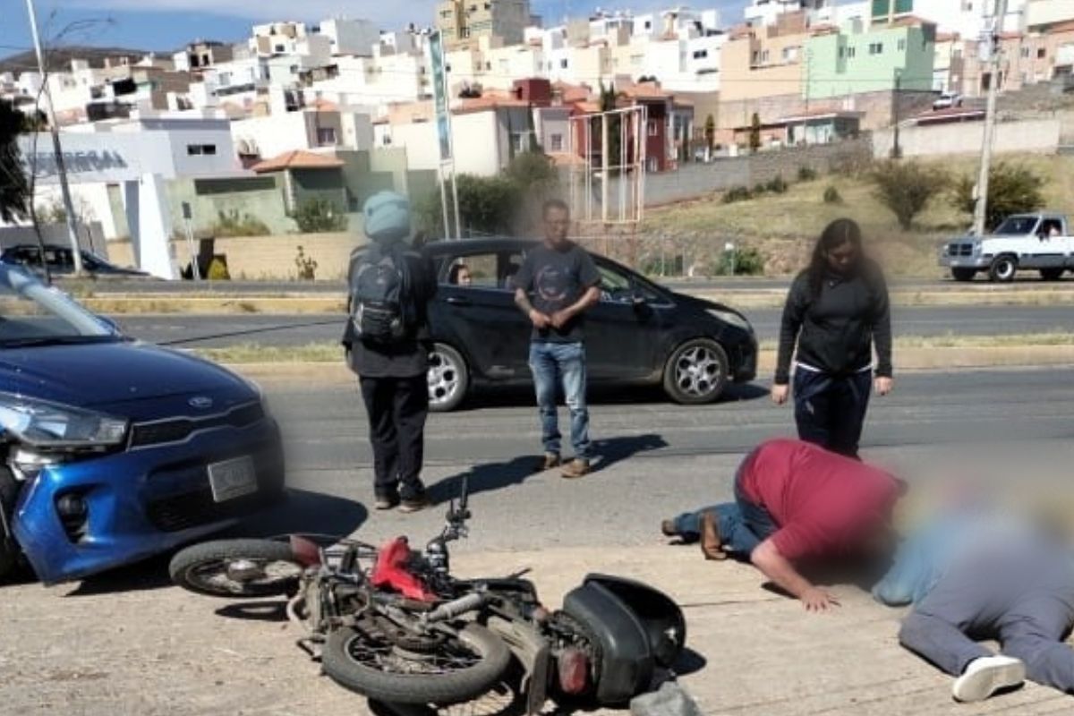 Motociclista resulta lesionado tras ser impactado por un automóvil en la calzada Solidaridad