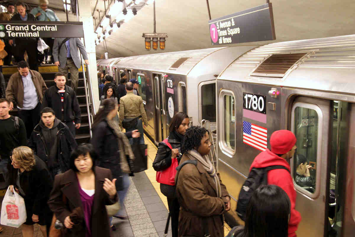 Cobra vidas humanas un enfrentamiento en el metro de Nueva York