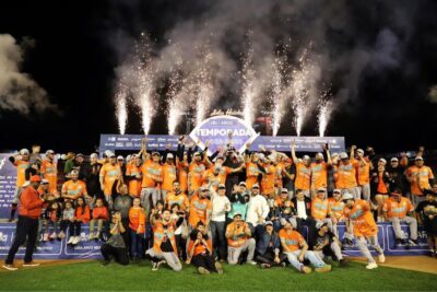 Al lado de todos sus compañeros de los Naranjeros de Hermosillo festejando el título invernal de la temporada 2023/24. | Foto: Cortesía. 