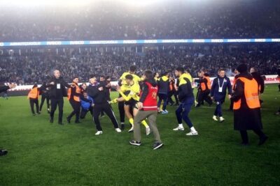 Se registraron varios enfrentamientos violentos entre aficionados del Trabzonspor y jugadores del Fenerbahçe este domingo el final de un partido de la primera división turca.