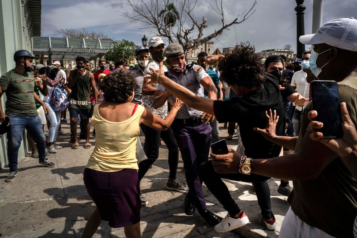 El gobierno de Estados Unidos atribuye las protestas en Cuba a una "situación desesperada".