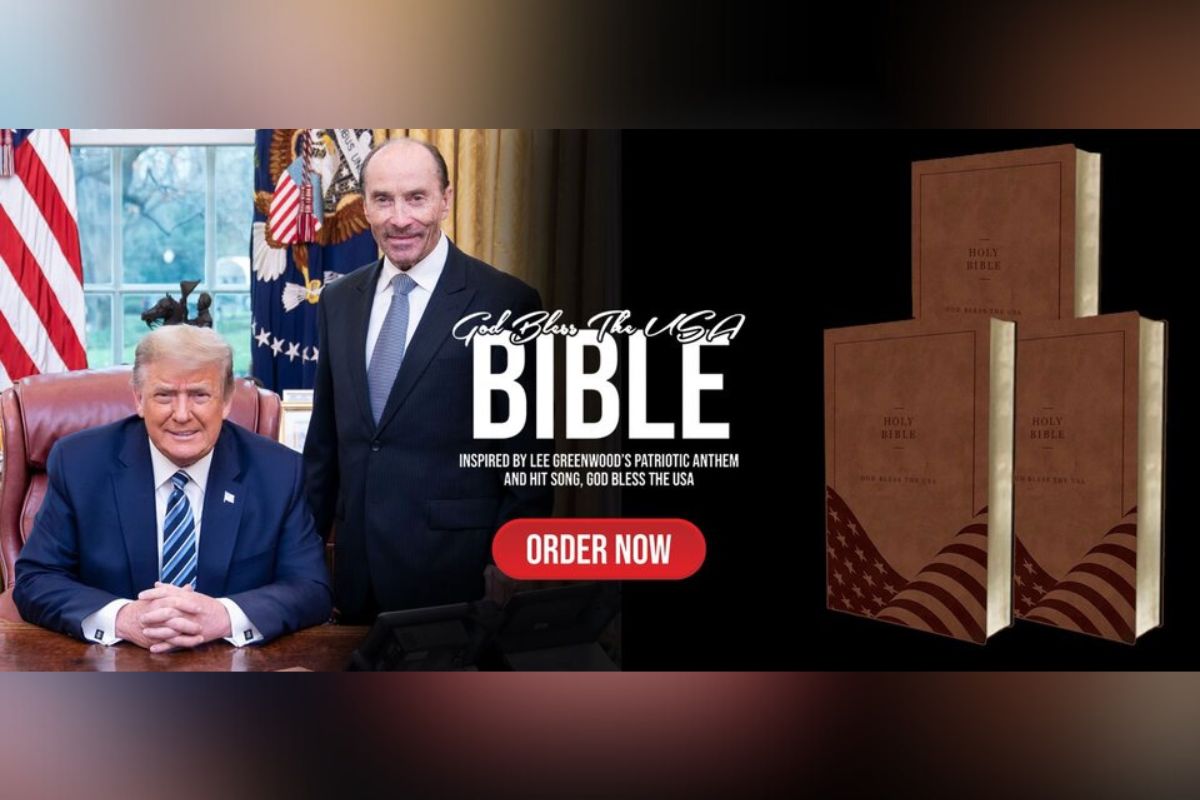 Donald Trump dio nuevo giro comercial en su campaña política al lanzar su nueva biblia, la "God Bless the USA Bible"