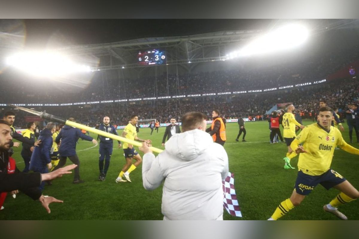 Se registraron varios enfrentamientos violentos entre aficionados del Trabzonspor y jugadores del Fenerbahçe este domingo el final de un partido de la primera división turca