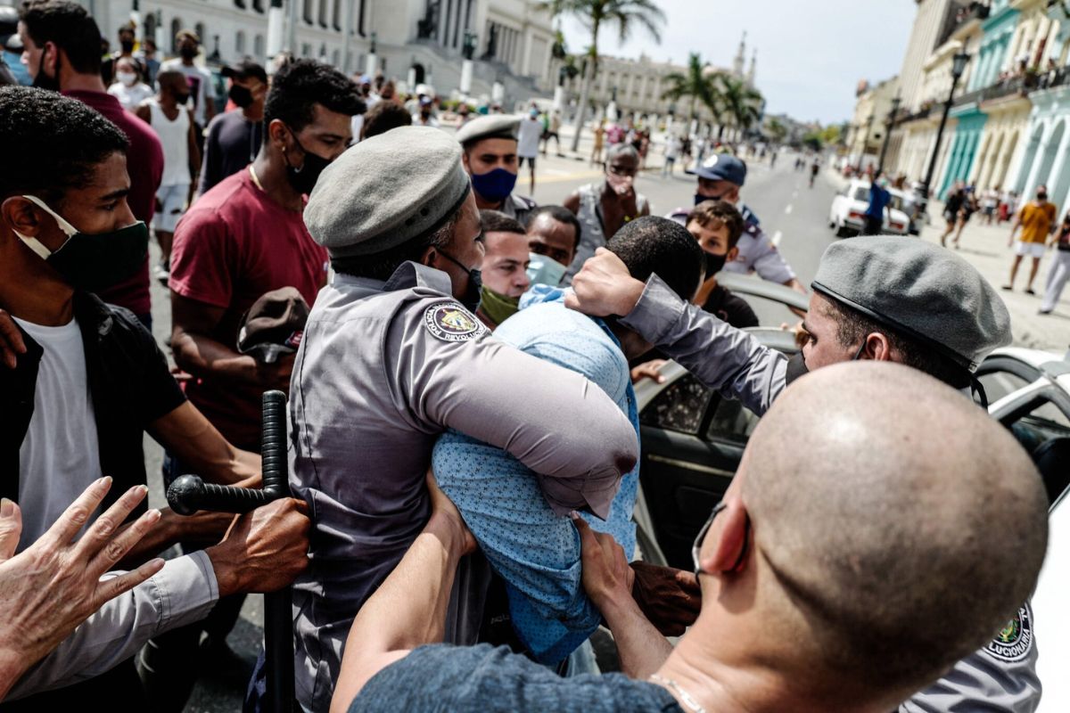El gobierno de Estados Unidos atribuye las protestas en Cuba a una "situación desesperada".
