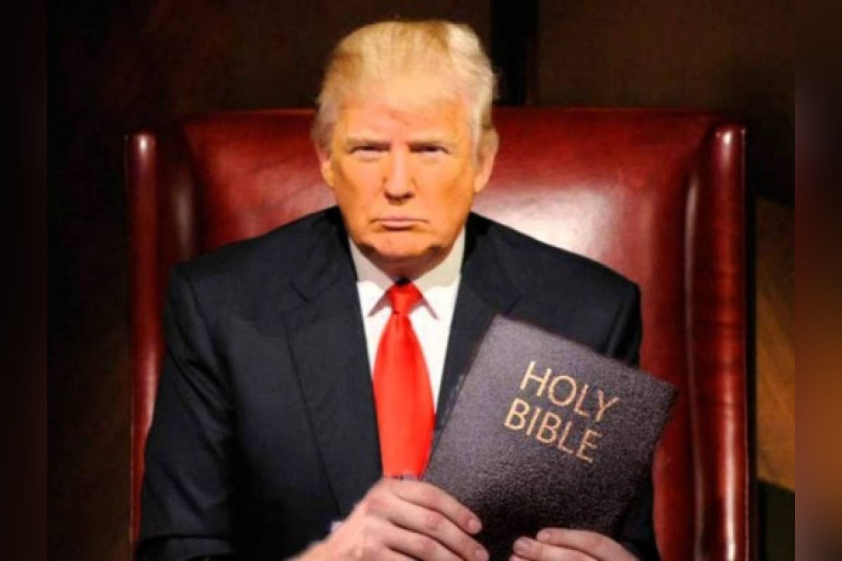 Donald Trump dio nuevo giro comercial en su campaña política al lanzar su nueva biblia, la "God Bless the USA Bible"