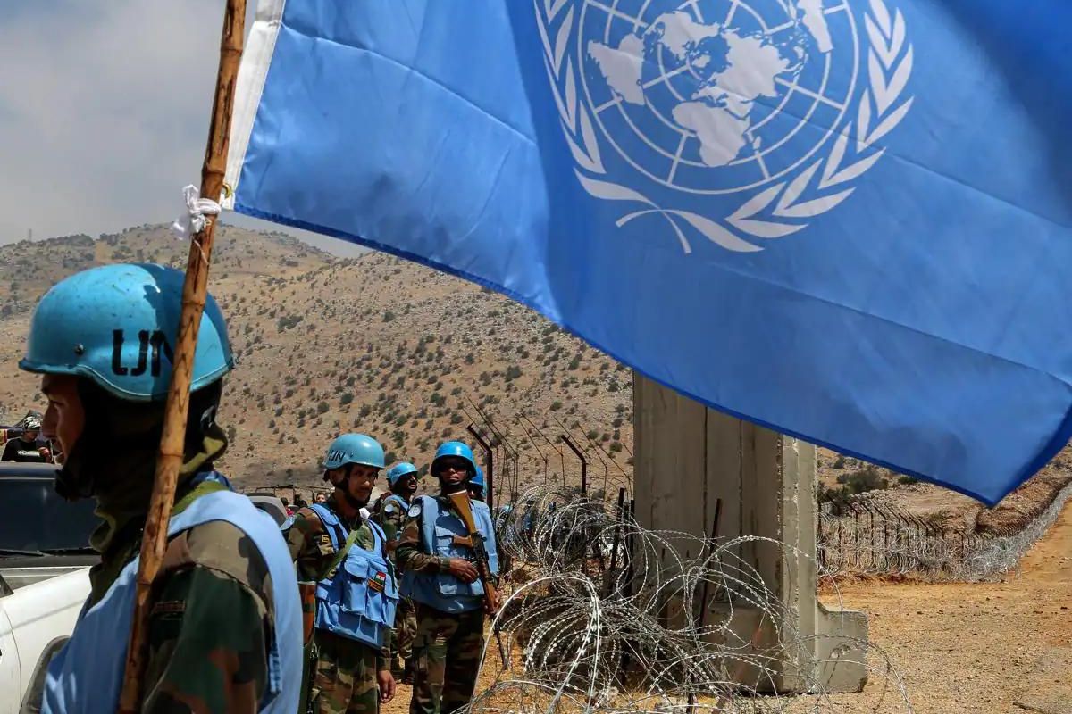 Tres observadores de la Organización de las Naciones Unidas (ONU) y un traductor; resultaron heridos el sábado al estallar un proyectil.