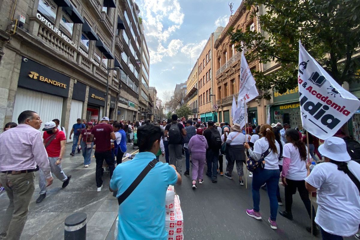 Miles de personas se congregaron en la plancha del Zócalo capitalino para mostrar su apoyo en el inicio de su campaña a la presidencia de la República de Claudia Sheinbaum Pardo.