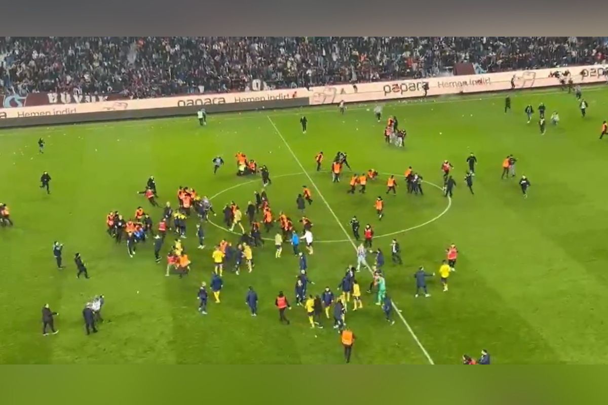 Se registraron varios enfrentamientos violentos entre aficionados del Trabzonspor y jugadores del Fenerbahçe este domingo el final de un partido de la primera división turca