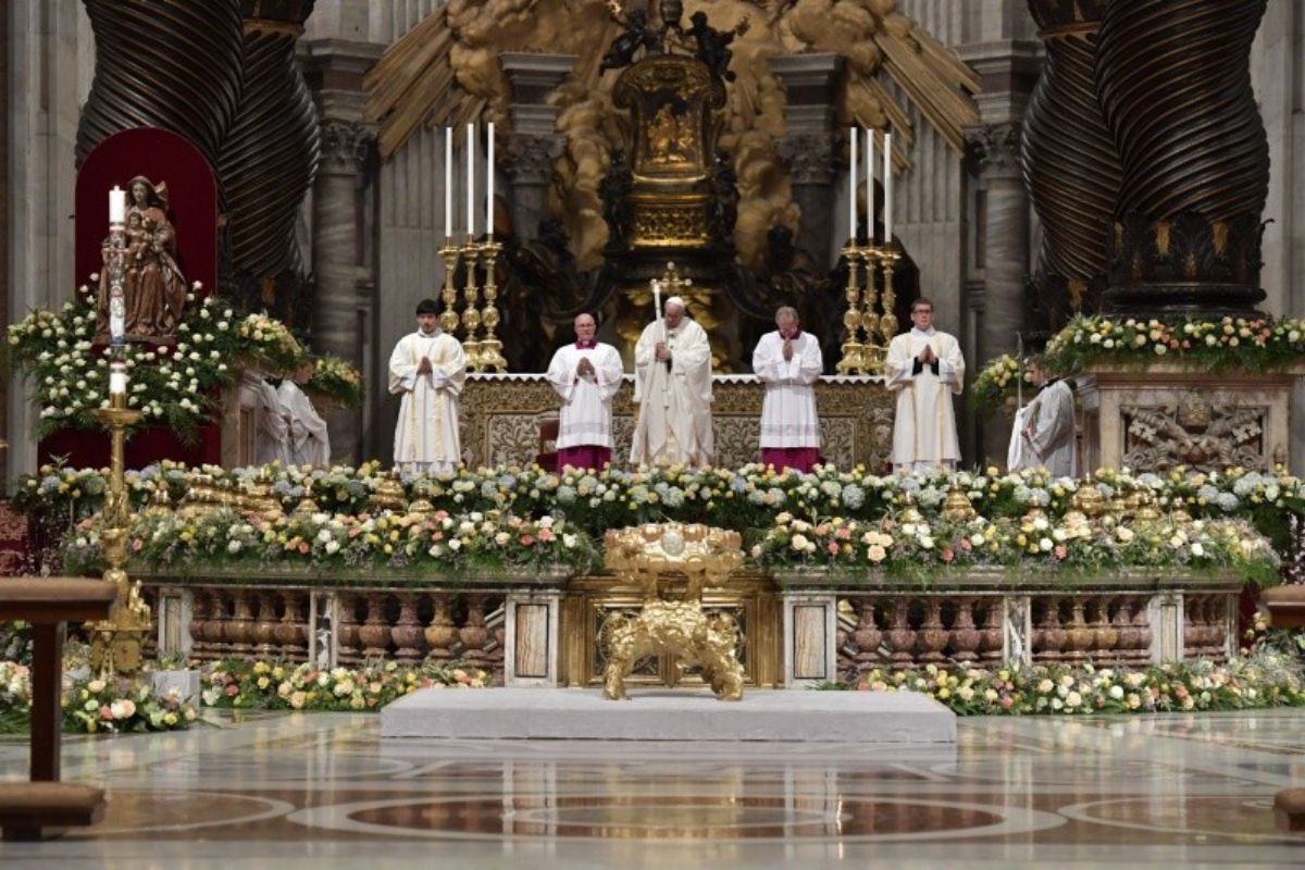 Autoridades del Vaticano informaron que el Papa Francisco sí participará el sábado en la Vigilia Pascual tal y como estaba previsto.