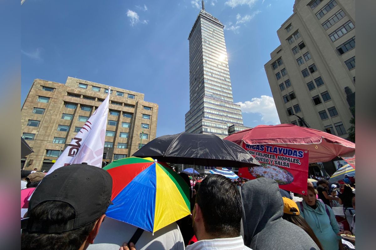 Miles de personas se congregaron en la plancha del Zócalo capitalino para mostrar su apoyo en el inicio de su campaña a la presidencia de la República de Claudia Sheinbaum Pardo.