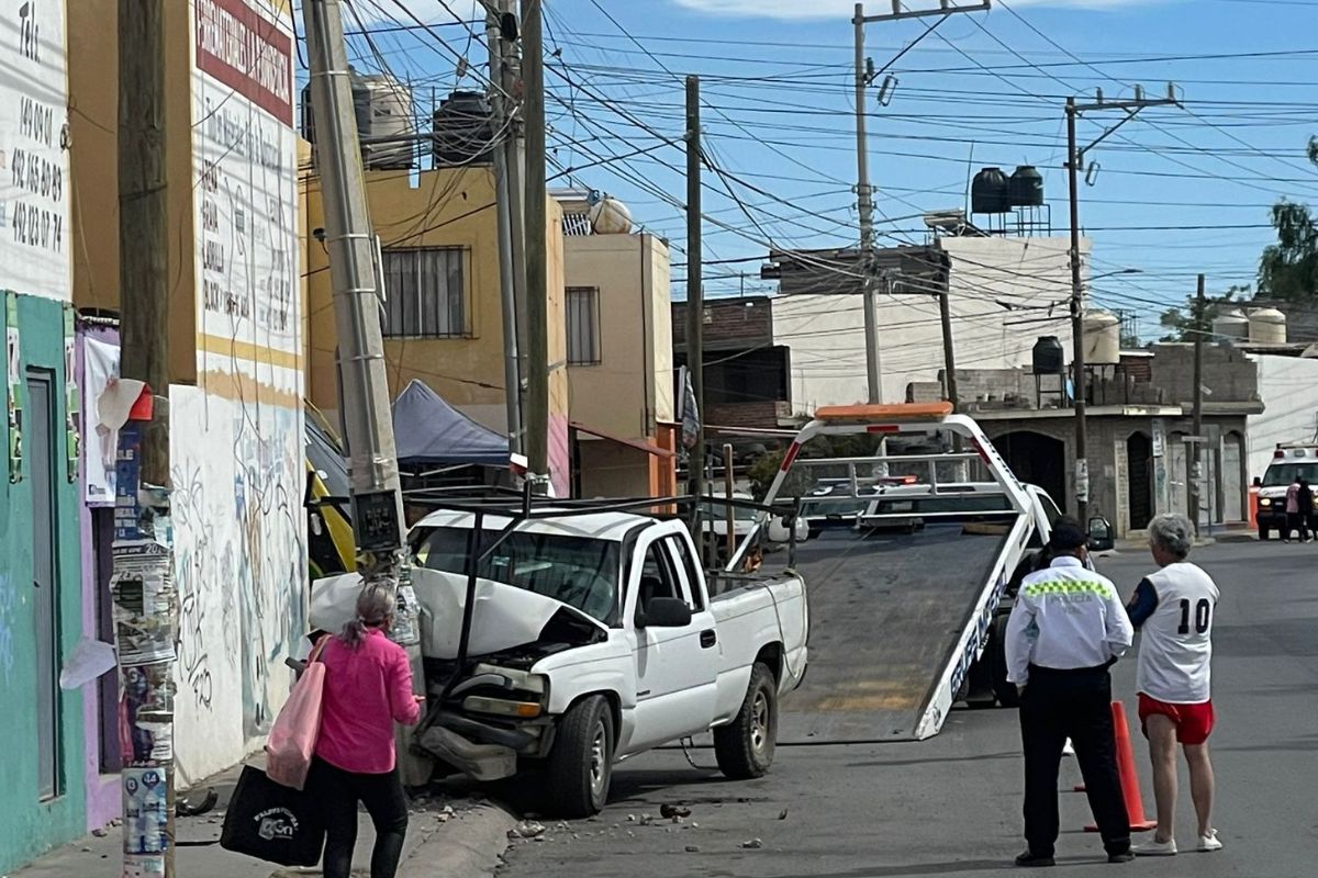 Se registra fuerte accidente entre dos vehículos en Villas de Guadalupe