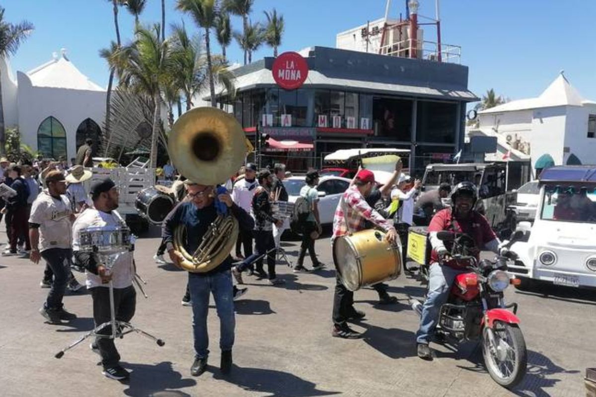 Hoteleros exigen mayores restricciones con los músicos de Banda en las playas de Mazatlán