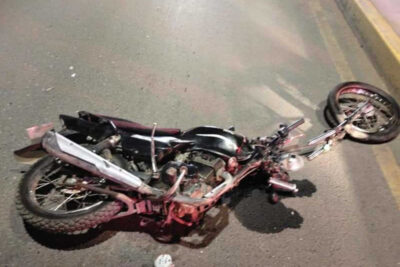 Motocicleta choca contra un vehículo en la nueva vialidad El Orito