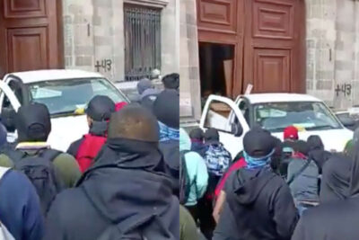 Normalistas manifestantes derriban la puerta de Palacio Nacional