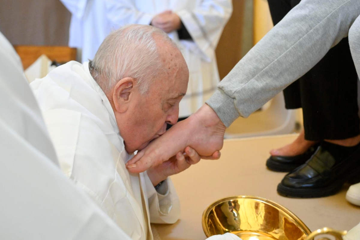 Papa Francisco realiza tradicional lavado de pies, pero ¡solo a mujeres!