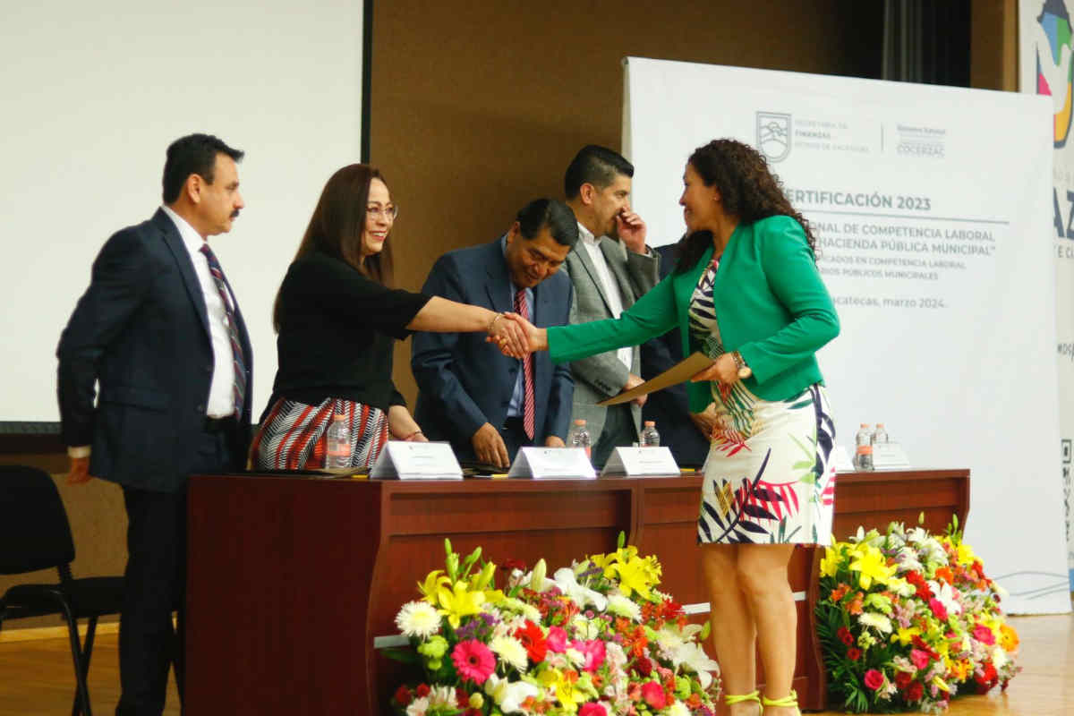 Reciben funcionarios jerezanos certificados de competencia laboral en el Museo Manuel Felguérez1