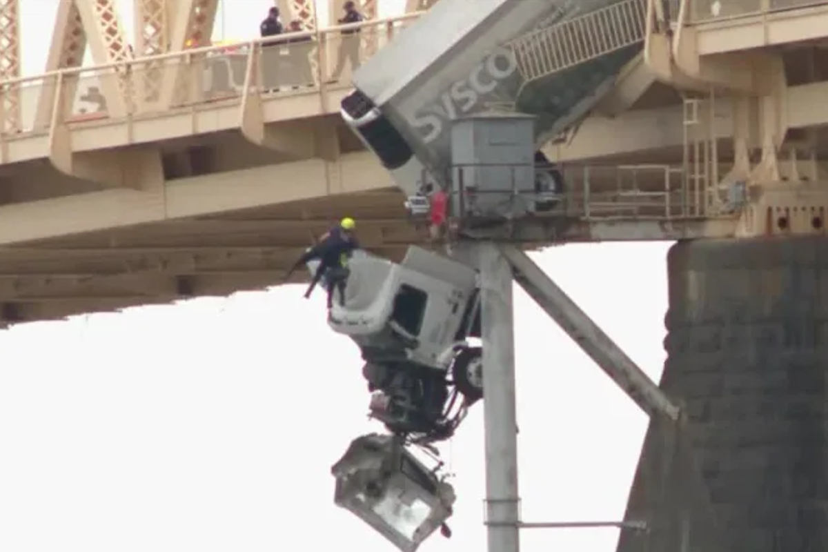 VIDEO: Conductora de un trailer quedó colgando de un puente; así la rescataron