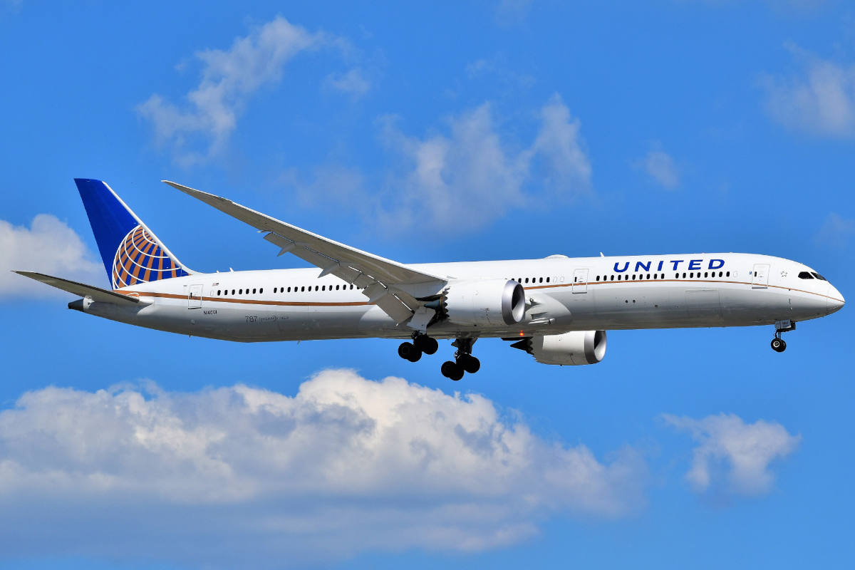 Avión de United Airlines aterriza de emergencia; hay varios heridos