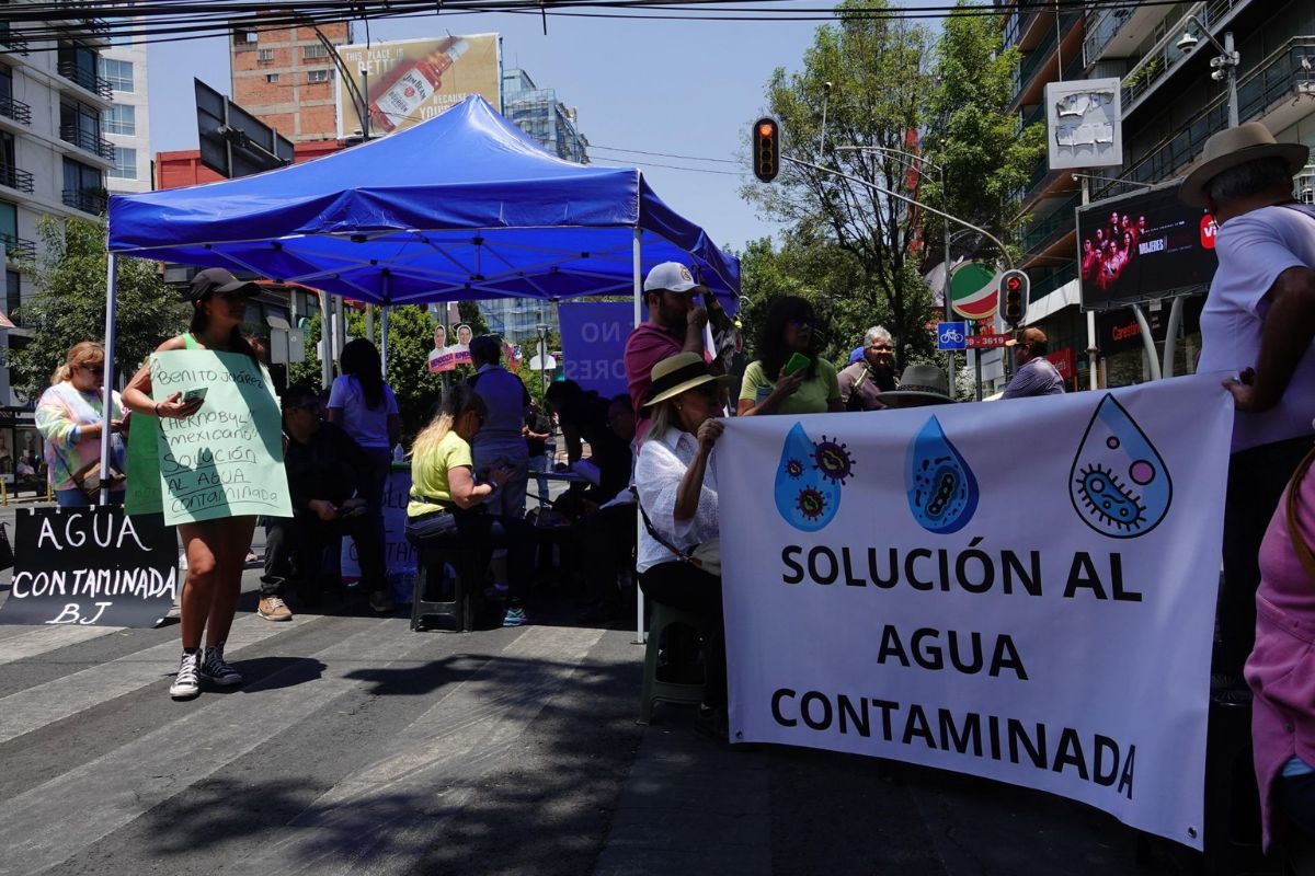 La preocupación por el agua contaminada que se reportó inicialmente en nueve colonias de la alcaldía Benito Juárez.
