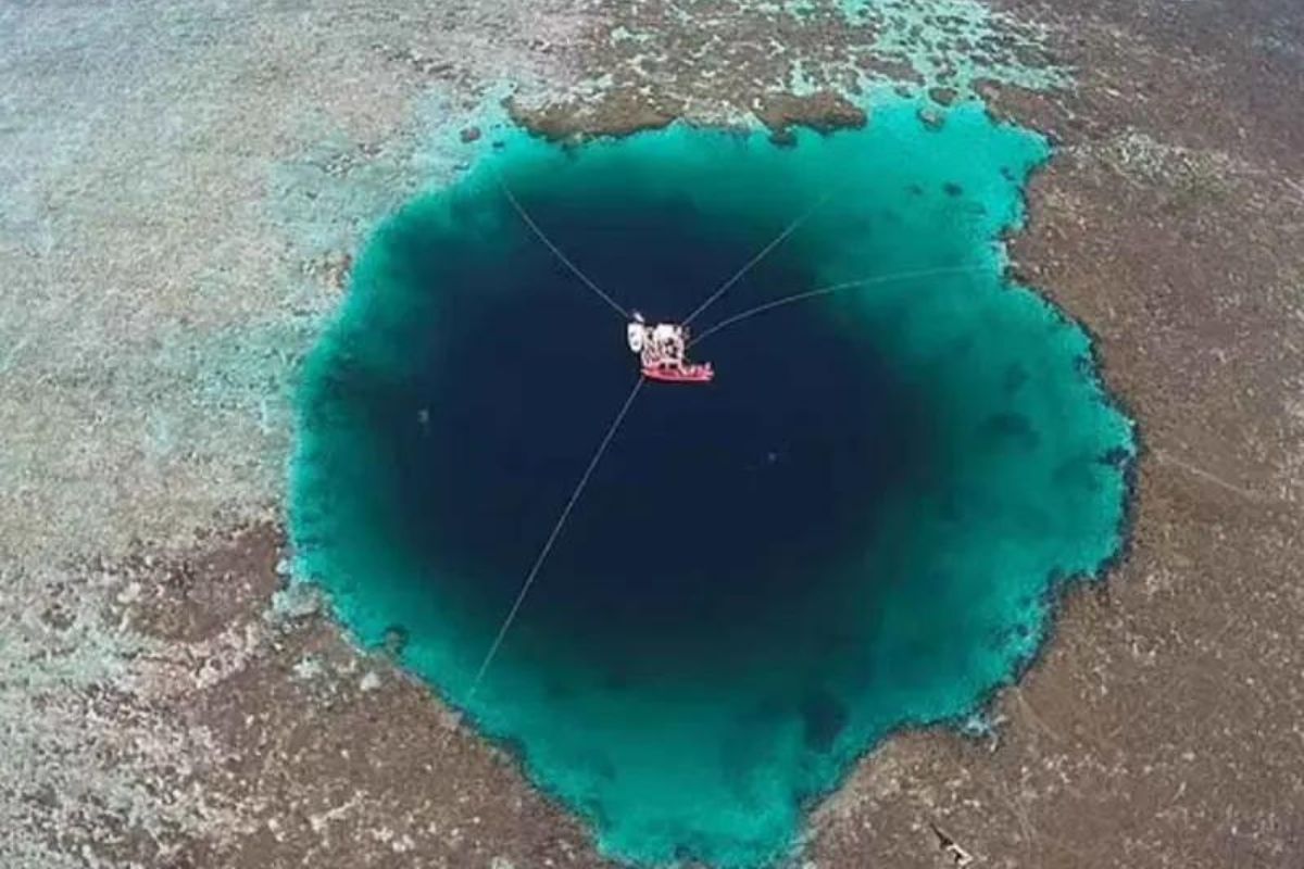En la Tierra, encontramos fenómenos misteriosos uno de ellos es el agujero azul, estos se ubican en los océanos.